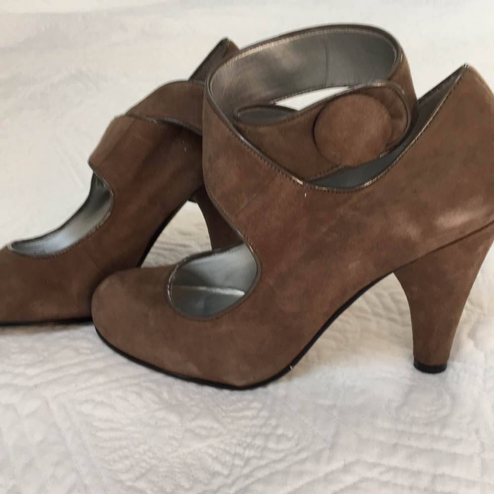 Jessica S taupe Suede shoes never worn. Nice looking shoe comfortable high heel
